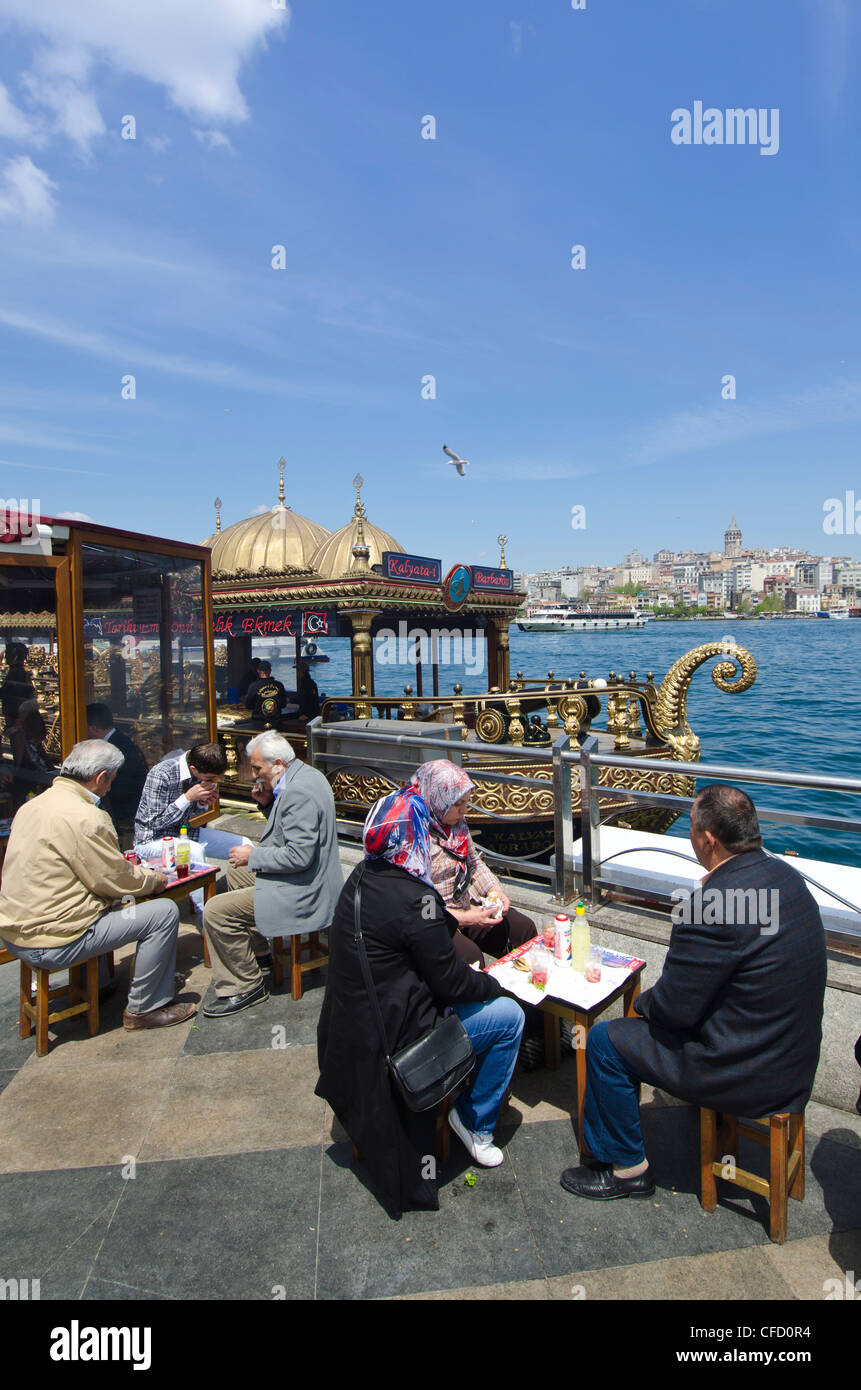 Schwimmende Restaurants am Goldenen Horn von der Galata-Brücke, befindet sich in Eminönü Bezirk von Istanbul, Türkei. Stockfoto