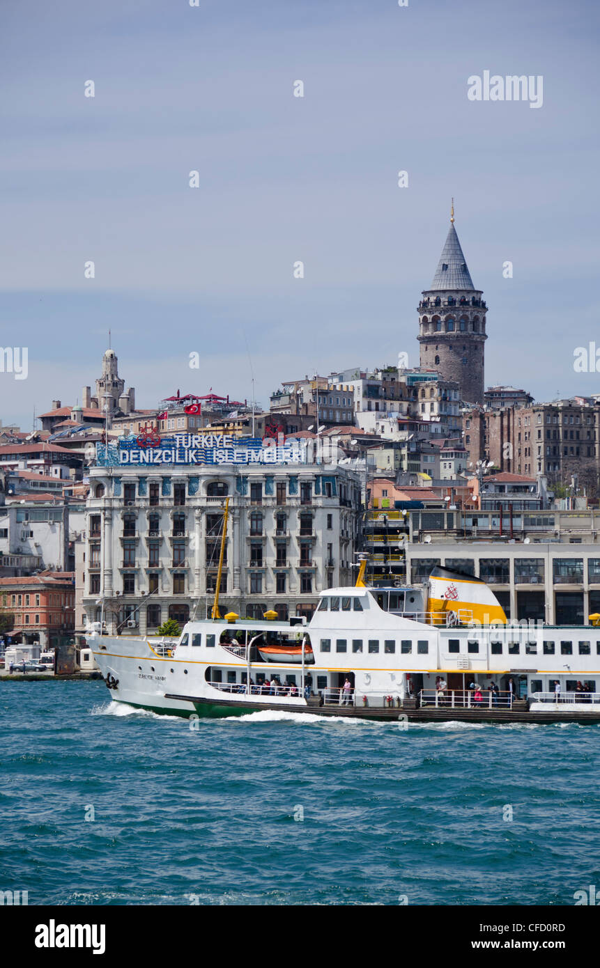 Fähren auf der Golden Horn mit Stadtteil Beyoğlu und Galata-Turm über Istanbul, Türkei Stockfoto