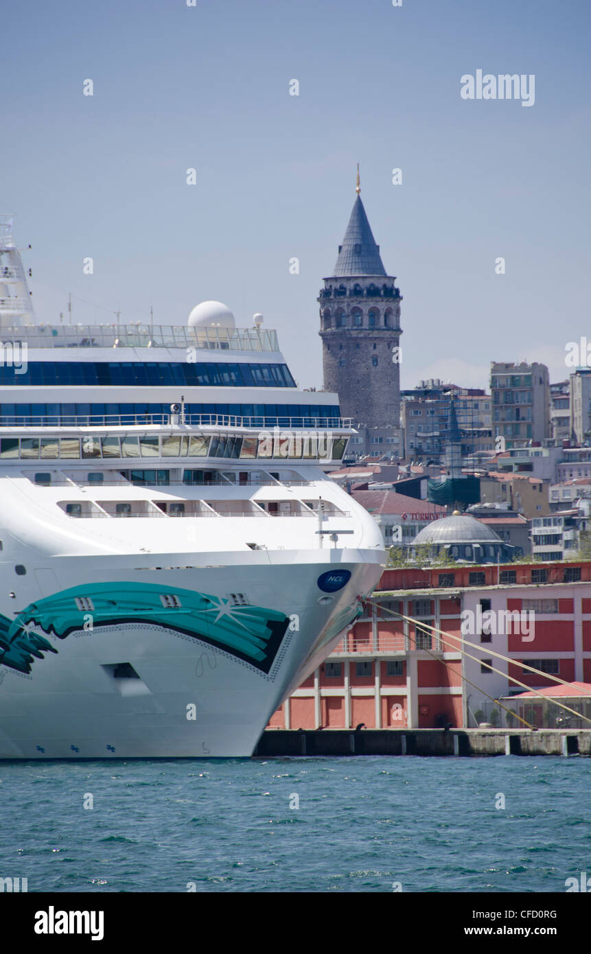 Kreuzfahrtschiffe auf der Golden Horn mit Stadtteil Beyoğlu und Galata-Turm über Istanbul, Türkei Stockfoto