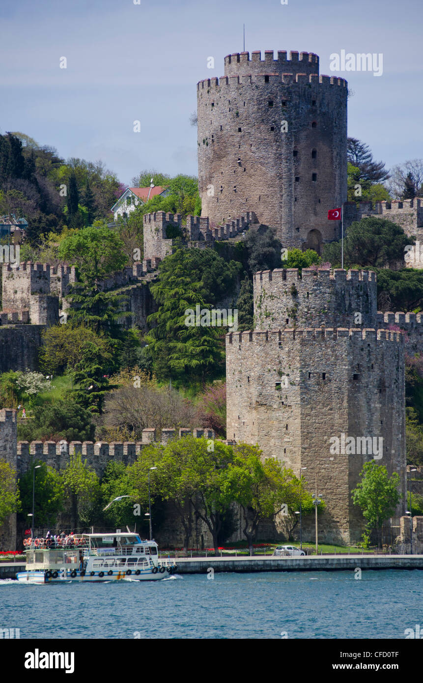 Die Festung Rumeli Hisarıa Hotel liegt im Stadtteil Sarıyer von Istanbul, Türkei, auf einem Hügel auf der europäischen Seite des Bosporus. Stockfoto
