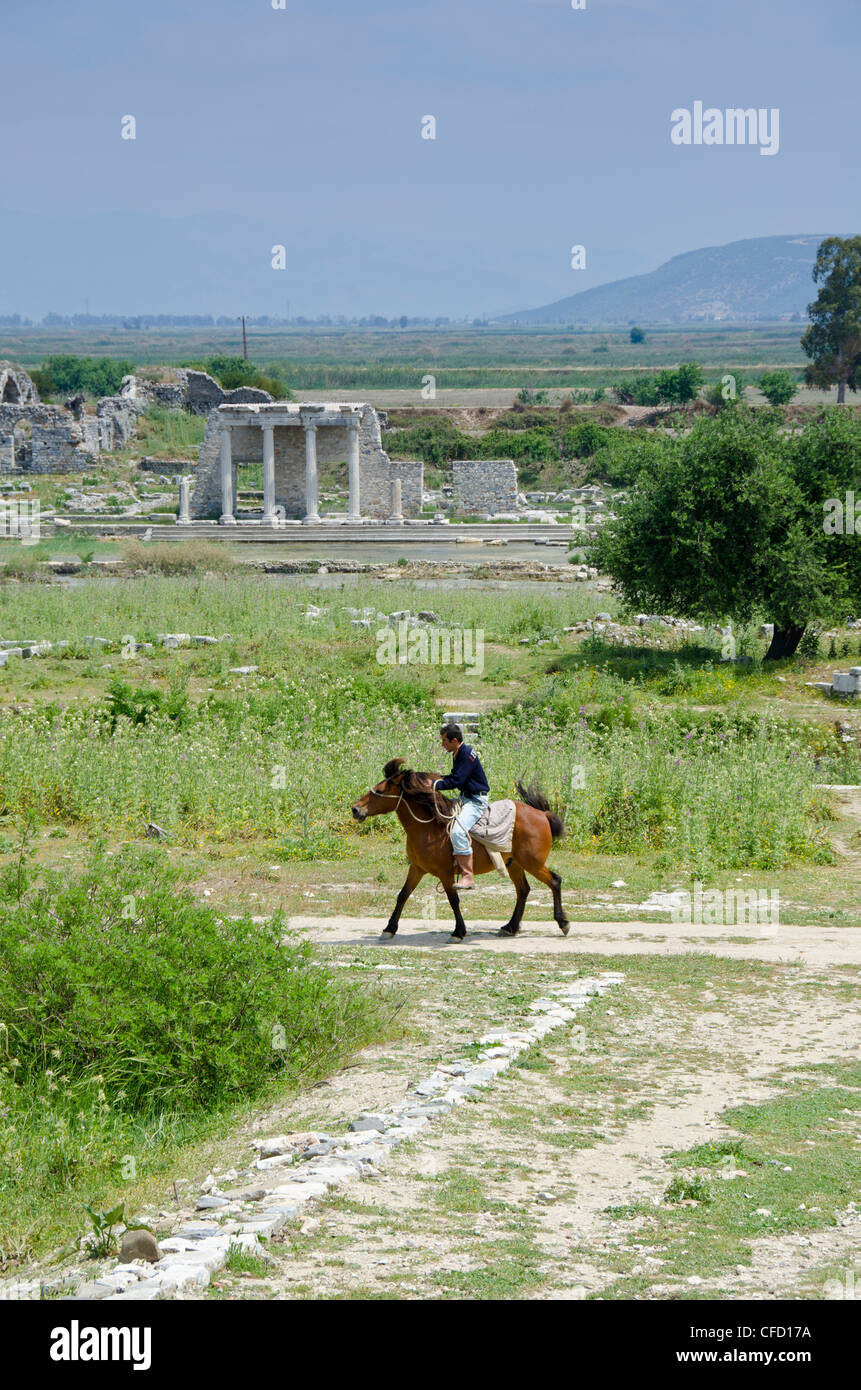 Lokal auf dem Pferderücken in Milet, eine antike griechische Stadt an der Westküste von Anatolien, Türkei Stockfoto