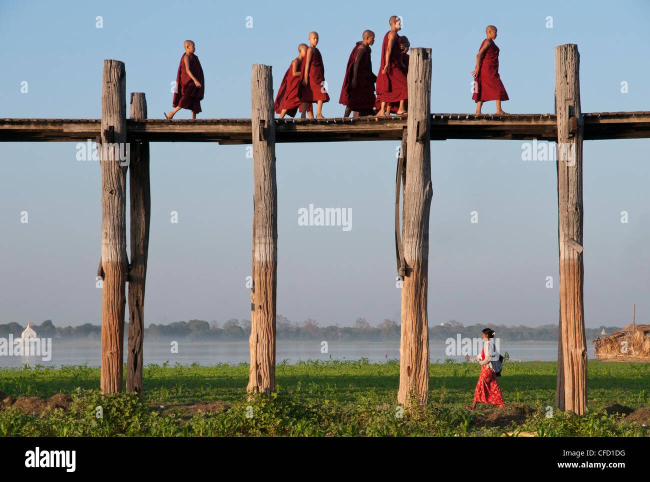 Dorfbewohner gehen hin und her über Fußgängerbrücke 1060 Polzahl, Amarapura, Mandalay-Division, Myanmar, Asien Stockfoto