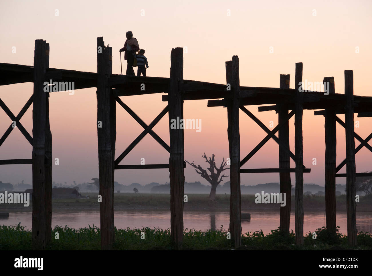 Silhouette der Fußgängerbrücke 1060 Polzahl, Amarapura, Mandalay-Division, Myanmar, Asien Stockfoto