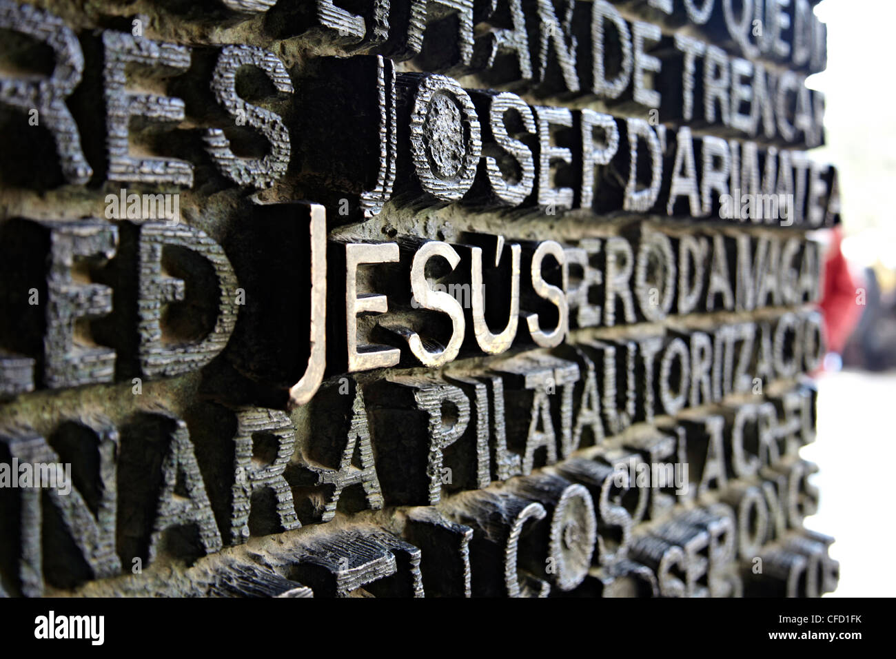 Nahaufnahme des Schreibens, die füllt der Bronzetüren der Sagrada Familia, UNESCO-Weltkulturerbe, Barcelona, Katalonien, Spanien Stockfoto