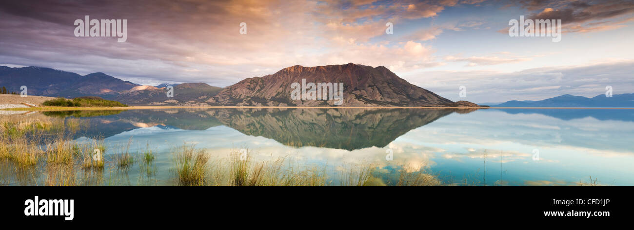 Klaune See und Tachal Dhal (Sheep Mountain), Kluane Nationalpark und Reserve, Yukon Territorium, Kanada Stockfoto