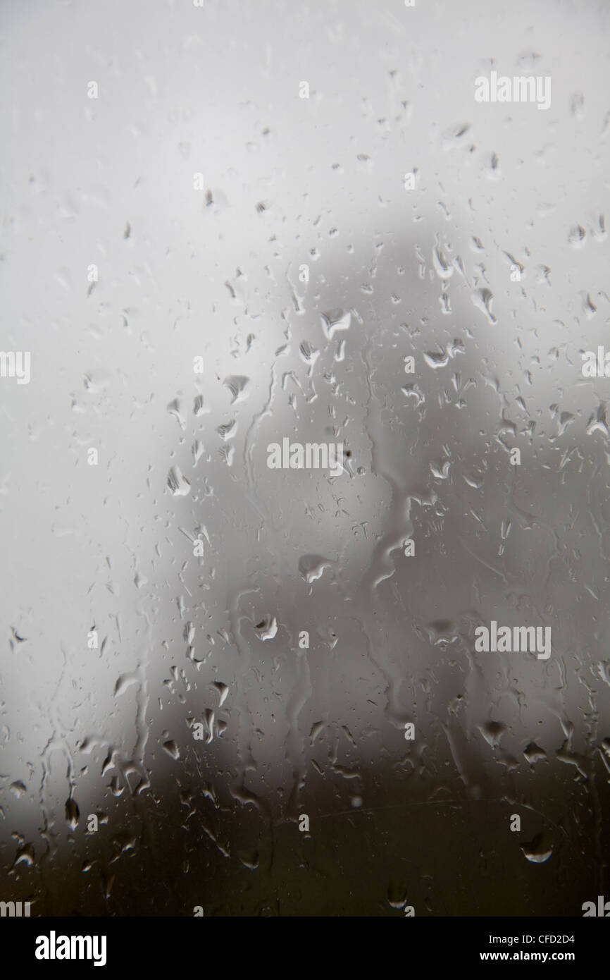 Regentropfen auf Glasscheibe Fenster schauen Stockfoto