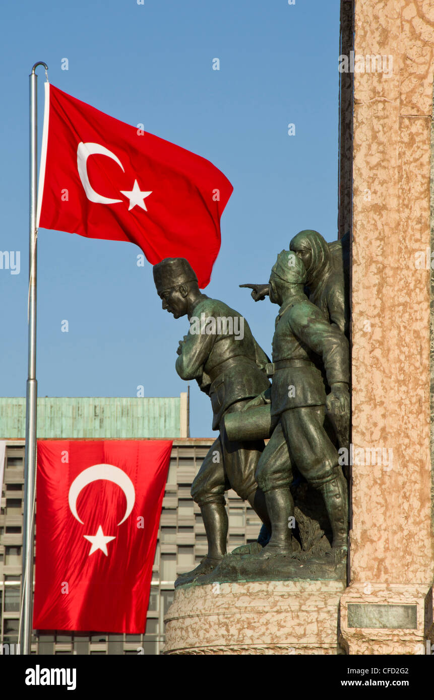 Denkmal der Republik und der türkische Flagge am Taksim-Platz, Istanbul, Türkei Stockfoto