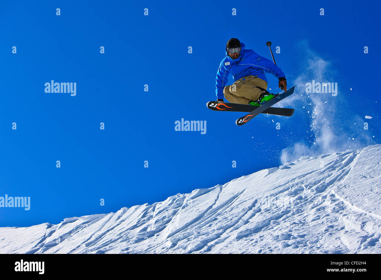 Ski springen über einen Grat an den oberen Hängen des Whistler Mountain, Whistler Blackcomb, Whistler, Britisch-Kolumbien, Kanada. Stockfoto