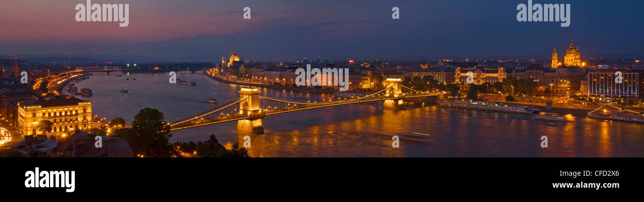 Panorama des ungarischen Parlaments und der Kettenbrücke (Szechenyi Lánchíd) über die Donau, Budapest, Ungarn Stockfoto
