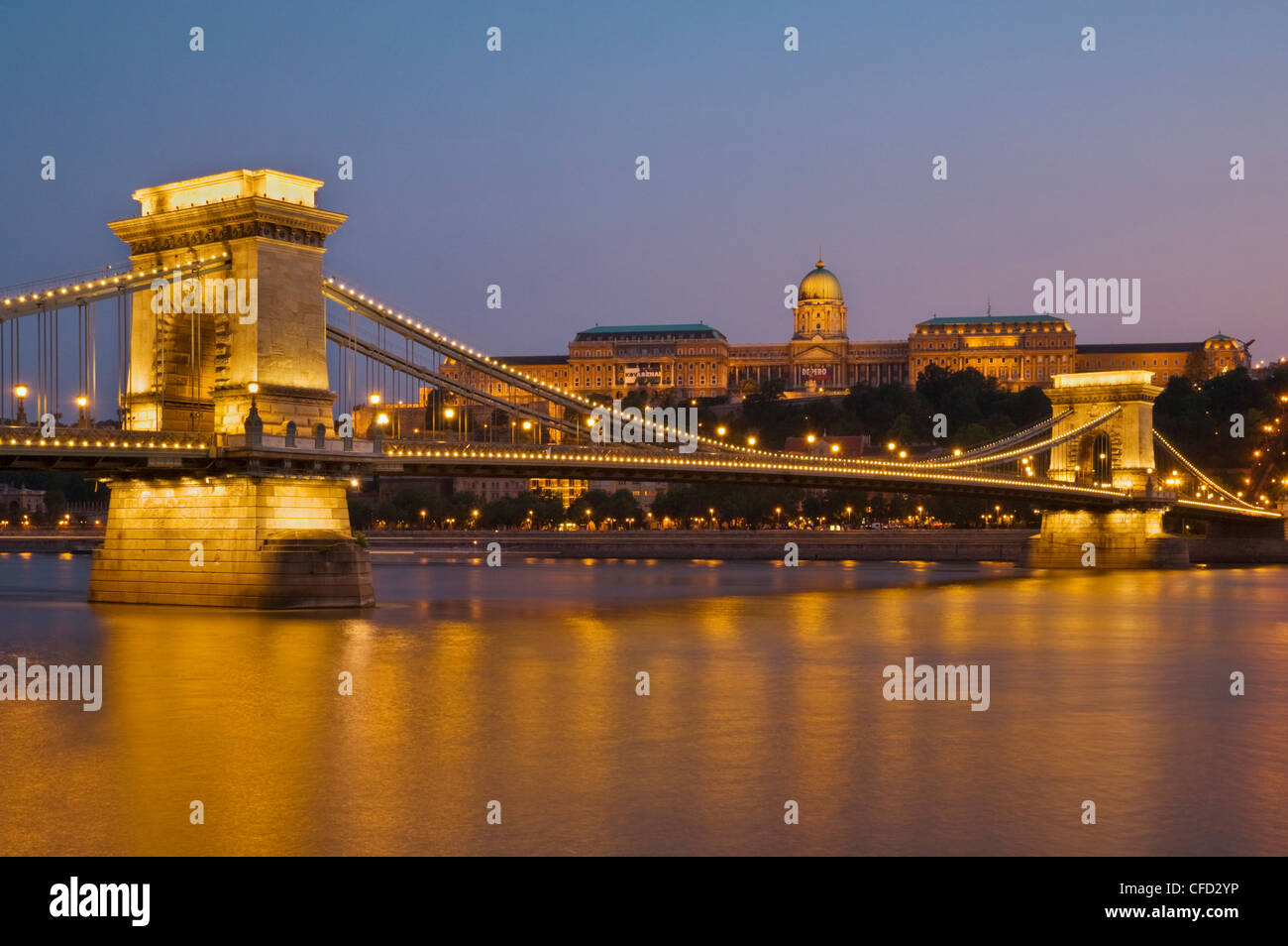 Die Kettenbrücke (Szechenyi Lánchíd), über die Donau mit der Ungarischen Nationalgalerie hinter, Budapest, Ungarn Stockfoto