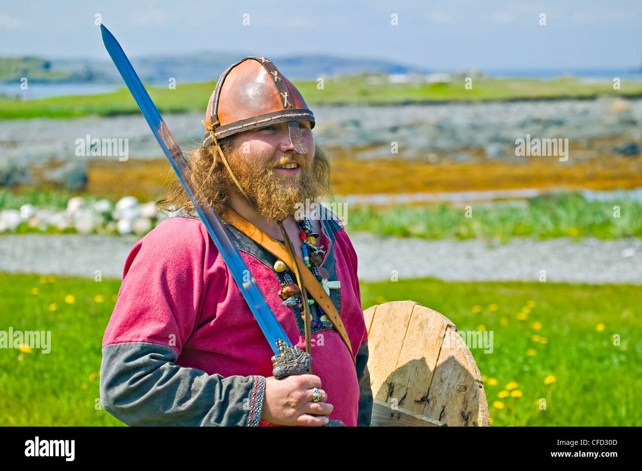 Viking in Norstead Viking Website und Iceberg, Viking Trail, Norden der Halbinsel, L´Anse-Aux-Meadows, Neufundland, Kanada. Stockfoto