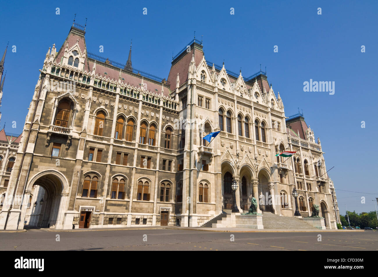 Das neugotische ungarische Parlament, vor dem Eingang, entworfen von Imre Steindl, Budapest, Ungarn, Europa Stockfoto