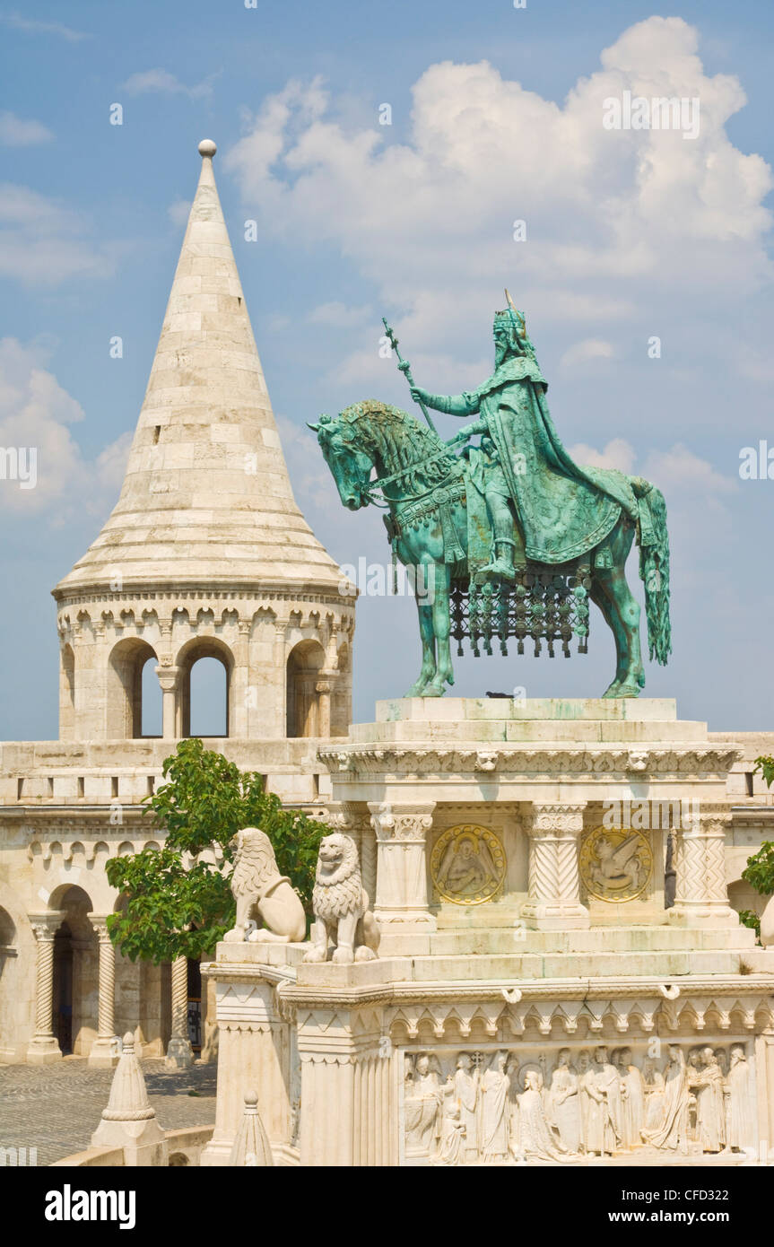 Statue von König Stephen mit den Türmen und konischen Türmen der Fischerbastei, Budapest, Ungarn Stockfoto