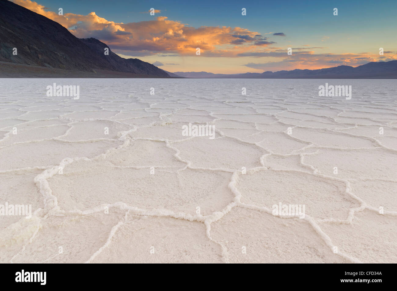 Salzpfanne Polygone an Badwater Basin, Death Valley Nationalpark, Kalifornien, USA Stockfoto