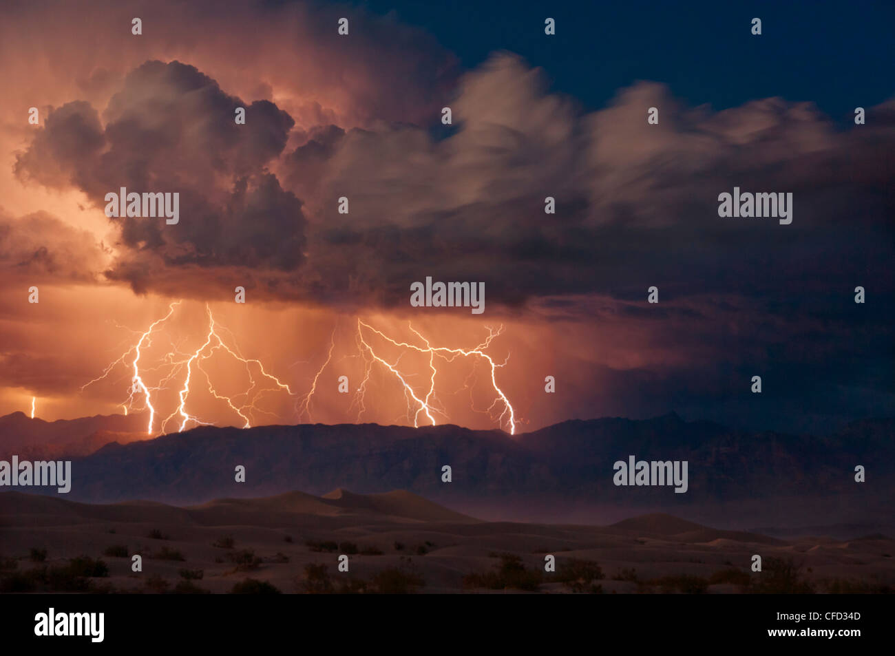 Gewitter über Amargosa Range, Mesquite Flats, Stovepipe Wells, Death Valley Nationalpark, Kalifornien, USA Stockfoto