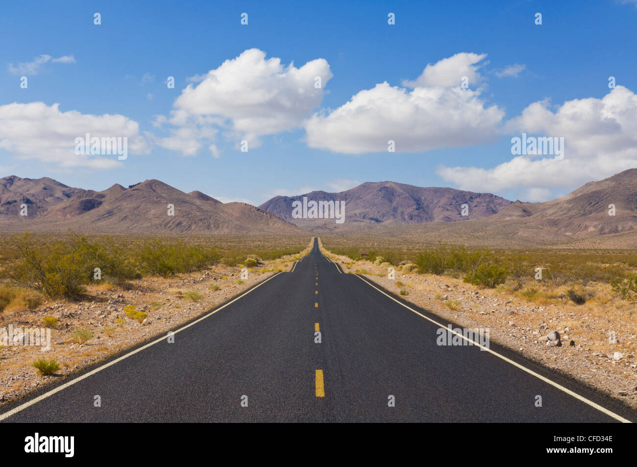 Tageslicht-Passstrasse, Highway 374 von Beatty Nevada, Grenze zu Death Valley Nationalpark, Kalifornien Nevada, USA Stockfoto