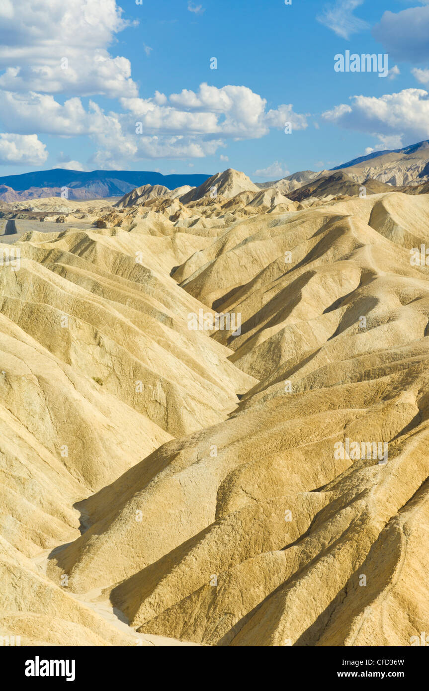 Kalksteinen erodiert Formationen der Zabriske Punkt, Furnace Creek, Death Valley Nationalpark, Kalifornien, Vereinigte Staaten von Amerika Stockfoto