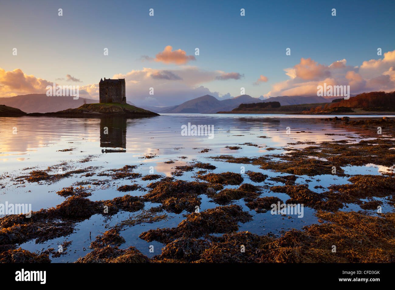 Silhouette des Castle Stalker, ein Turmhaus, Keep, Loch Laich, Port Appin, Argyll, Highlands, Schottland, UK Stockfoto