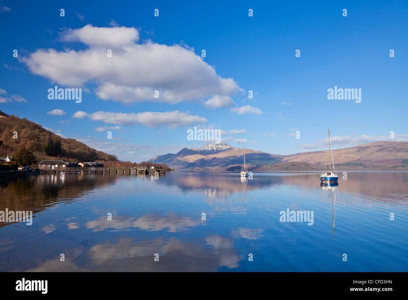 Malerische ruhige Loch Lomond mit Segelbooten, Luss Jetty, Luss, Argyll und Bute, Schottland, Vereinigtes Königreich, Europa Stockfoto