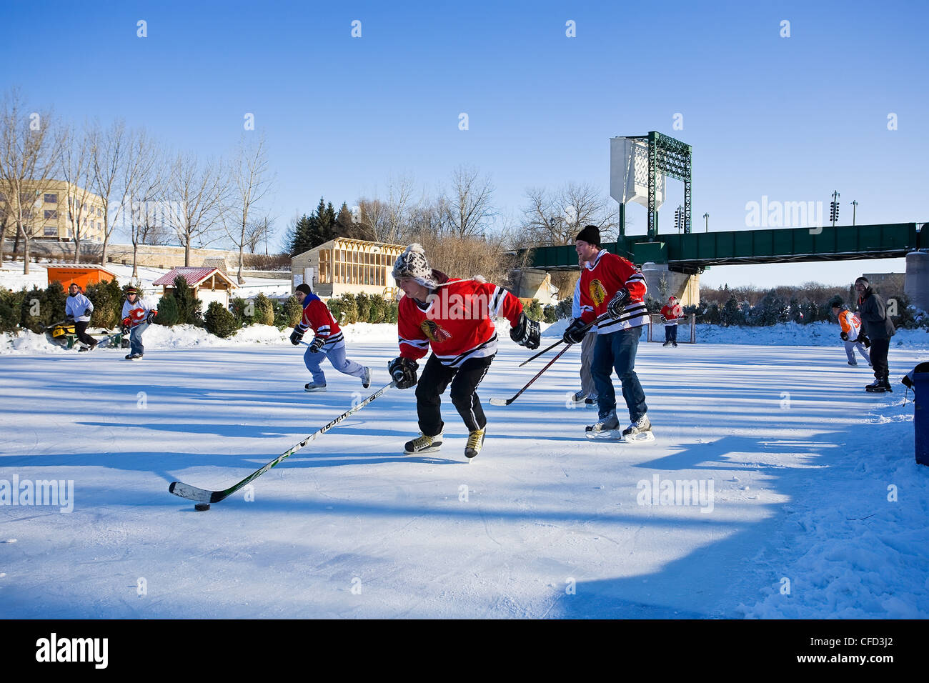 Eishockey auf dem zugefrorenen Assiniboine River im Freien zu spielen. Winnipeg, Manitoba, Kanada. Stockfoto