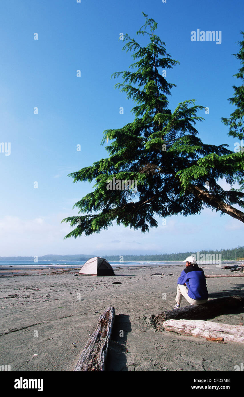 Camper am Strand auf Vargas Insel, Pacific Rim, Vancouver Island, British Columbia, Kanada. Stockfoto