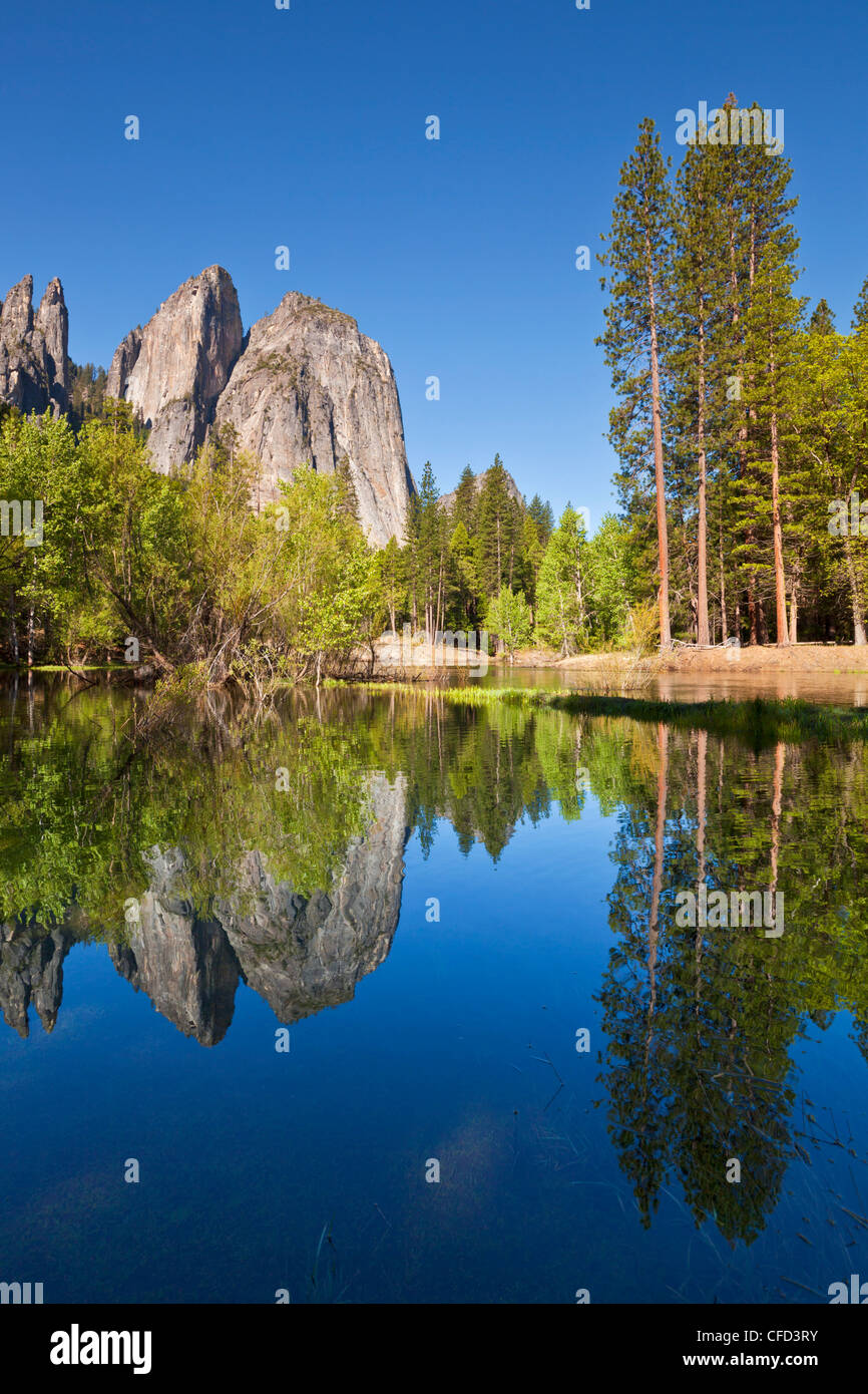 Cathedral Rocks und Dom Türme, Yosemite Tal, Yosemite-Nationalpark, Sierra Nevada, Kalifornien, USA Stockfoto
