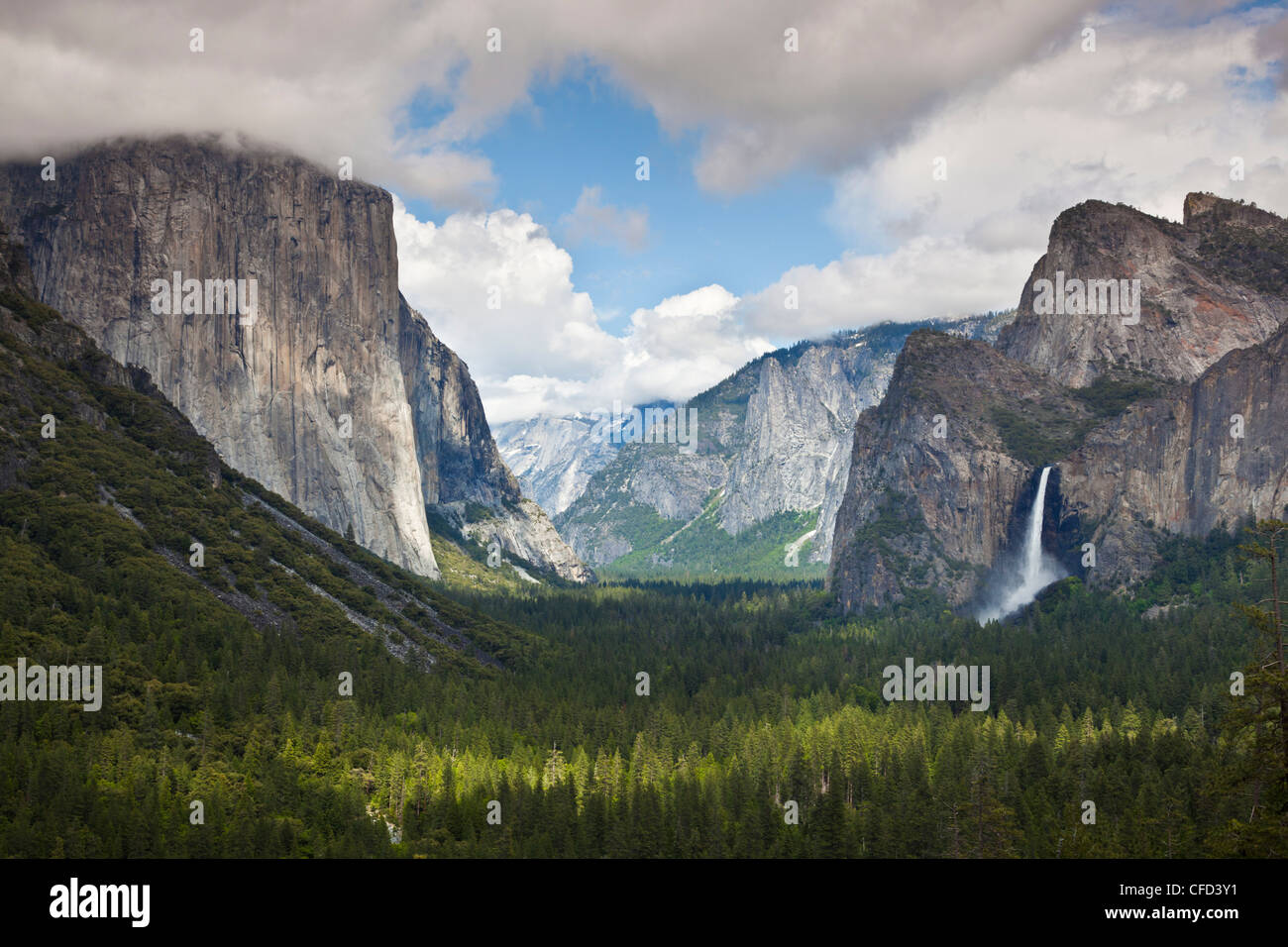 Yosemite Valley mit El Capitan und Bridalveil Falls auf der rechten Seite, Yosemite-Nationalpark Sierra Nevada, Kalifornien, USA Stockfoto