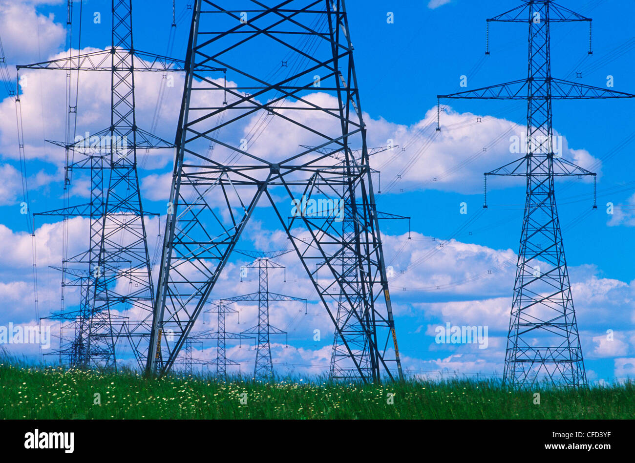 Hydro-Übertragung Türme - Cumulus Wolke Hintergrund, Britisch-Kolumbien, Kanada. Stockfoto