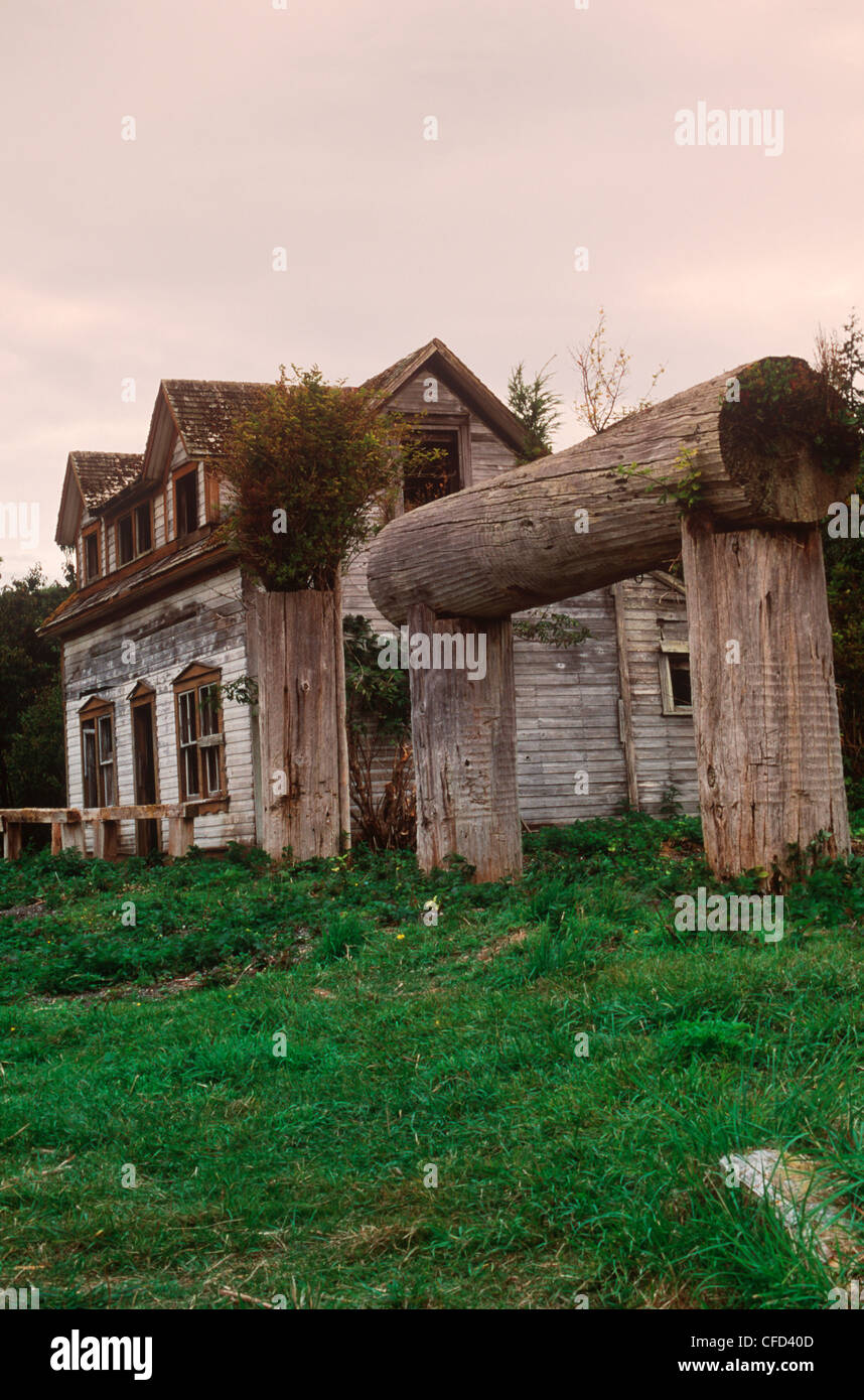 Mammalillaculla (Village Island, verlassenen Gemeinschaft, alte und neuere Architektur, Vancouver Island, British Columbia, Kanada. Stockfoto