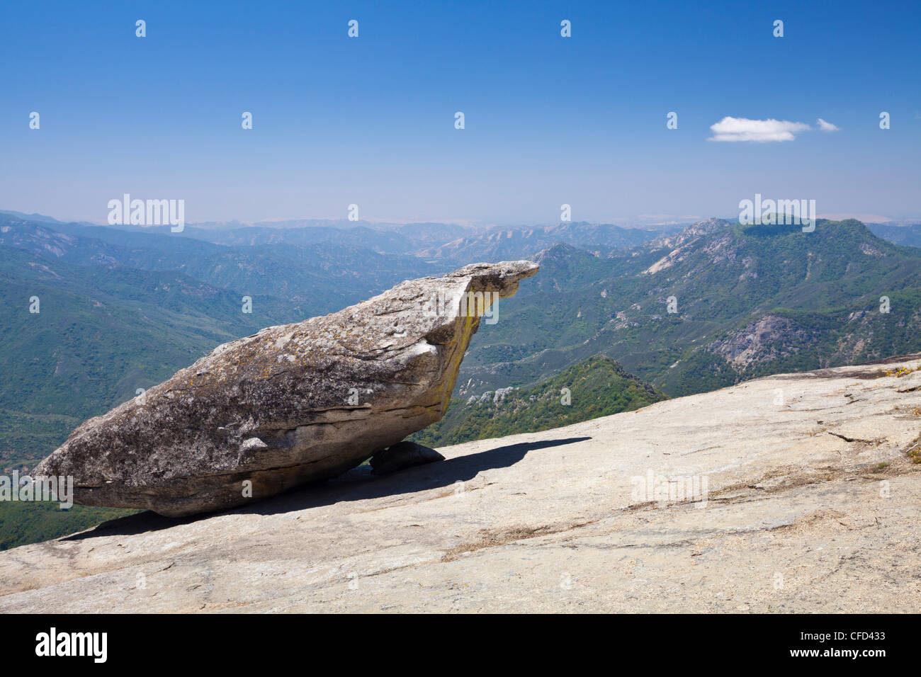 Hängenden Felsen mit Blick auf den Sequoia Ausläufern, Tulare County, Sequoia National Park, Sierra Nevada, Kalifornien, USA Stockfoto