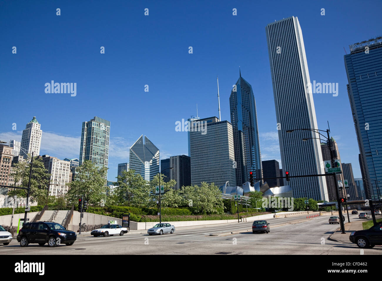 Skyline von Chicago, Kreuzung von E. Monroe Street und S. Columbus Drive, Chicago, Illinois, Vereinigte Staaten von Amerika Stockfoto