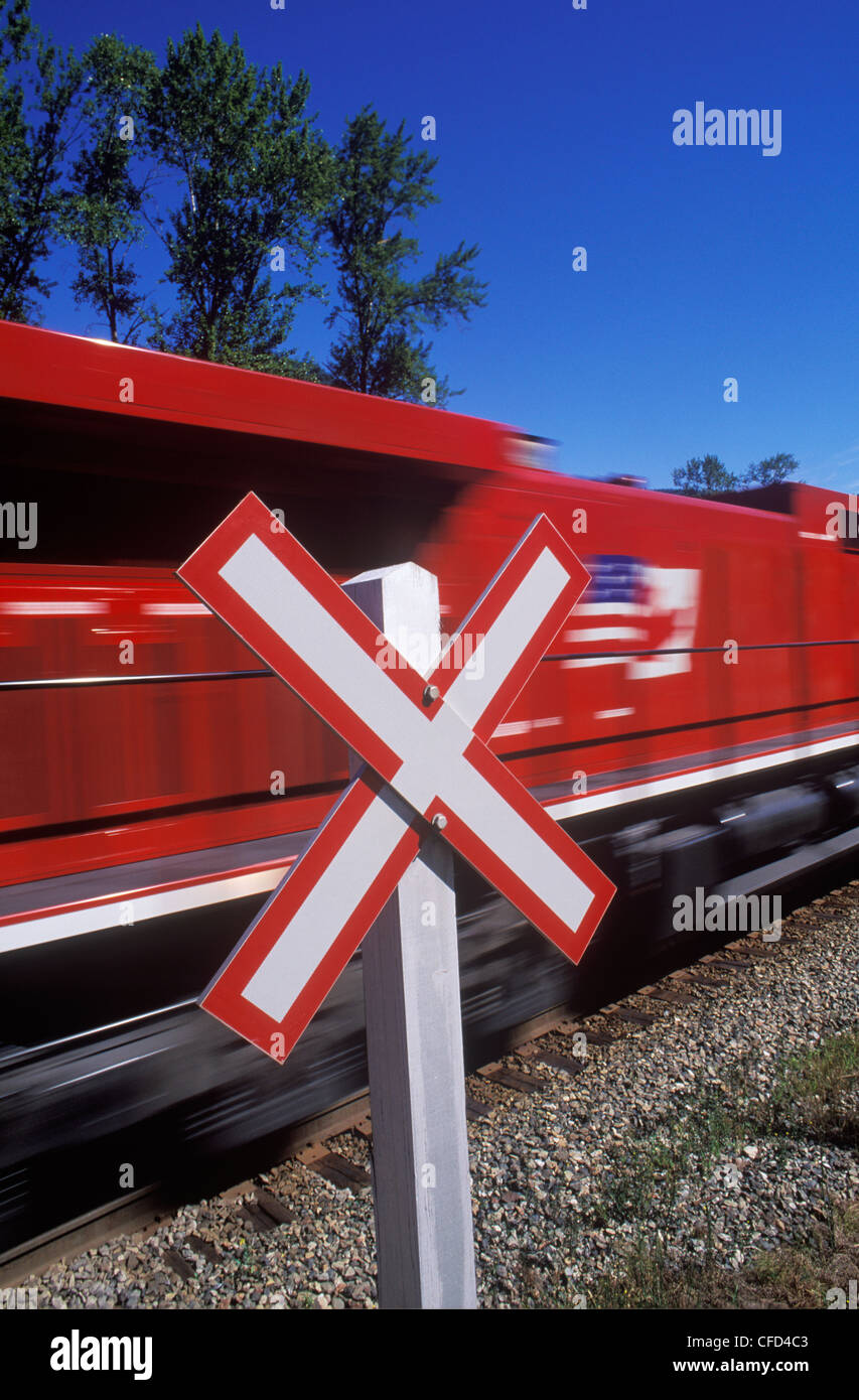 Güterzug am Bahnübergang, Bewegungsunschärfe, British Columbia, Kanada. Stockfoto