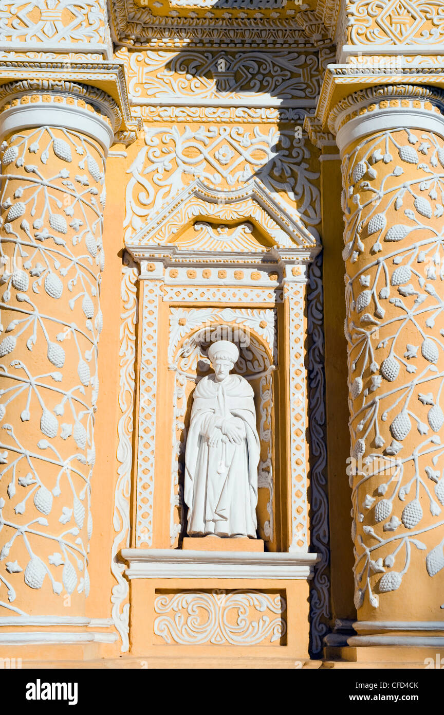 Statue auf Kirche La Merced, UNESCO-Weltkulturerbe, Antigua, Guatemala, Mittelamerika Stockfoto