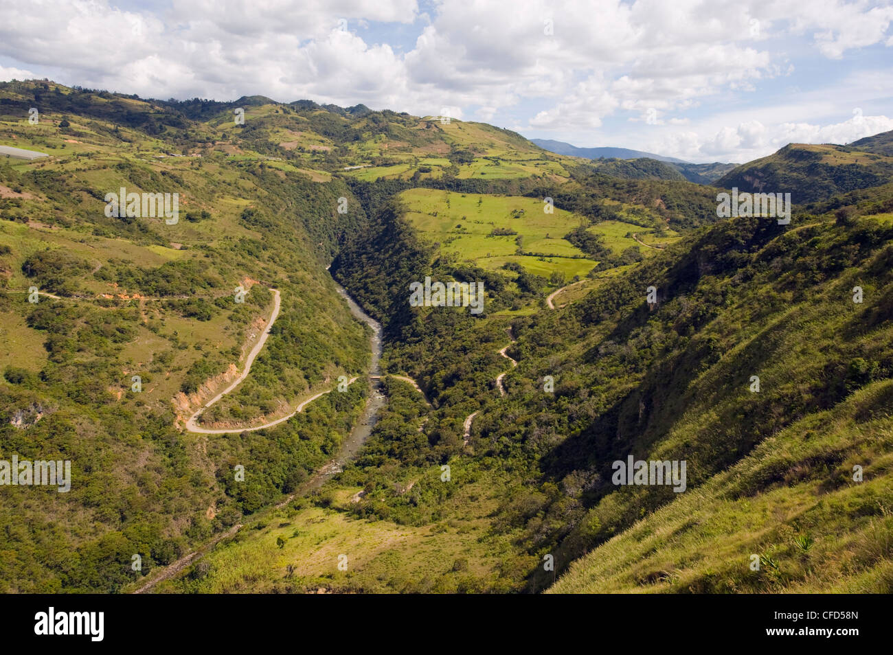 Kurvenreiche Strecke im Paso del Angel, Santa Sofia, in der Nähe von Villa de Leyva, Kolumbien, Südamerika Stockfoto