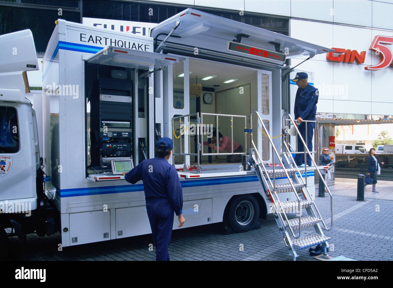 Japan, Tokio, Ginza, Erdbeben-Simulator Truck für öffentliche Erdbeben Grundlagentraining Stockfoto