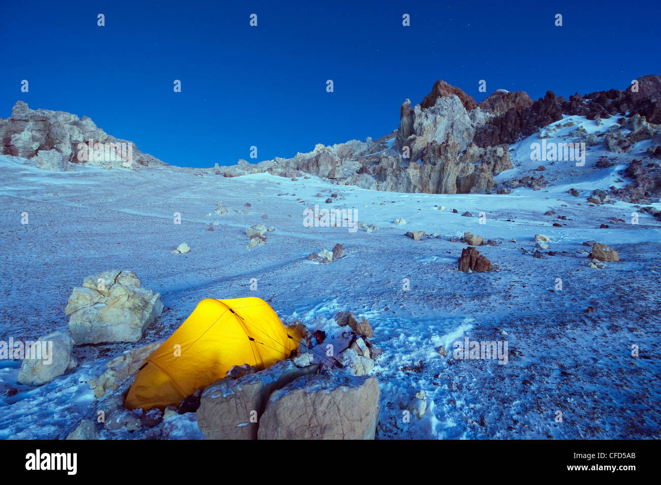 Beleuchteten Zelt auf White Rocks Campingplatz, Piedras Blancas, Aconcagua Provincial Park, Anden, Argentinien Stockfoto