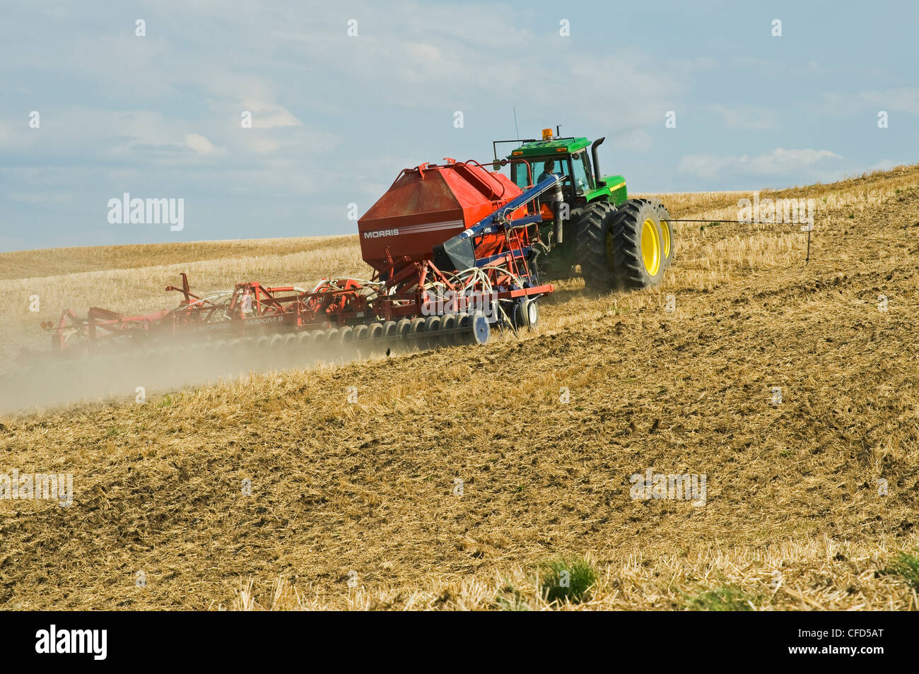 Bewegliche Traktor und Luft bis Sämaschine Pflanzung Raps in eine Null bis Weizen Stoppelfeld, Bruxelles, Manitoba, Kanada Stockfoto