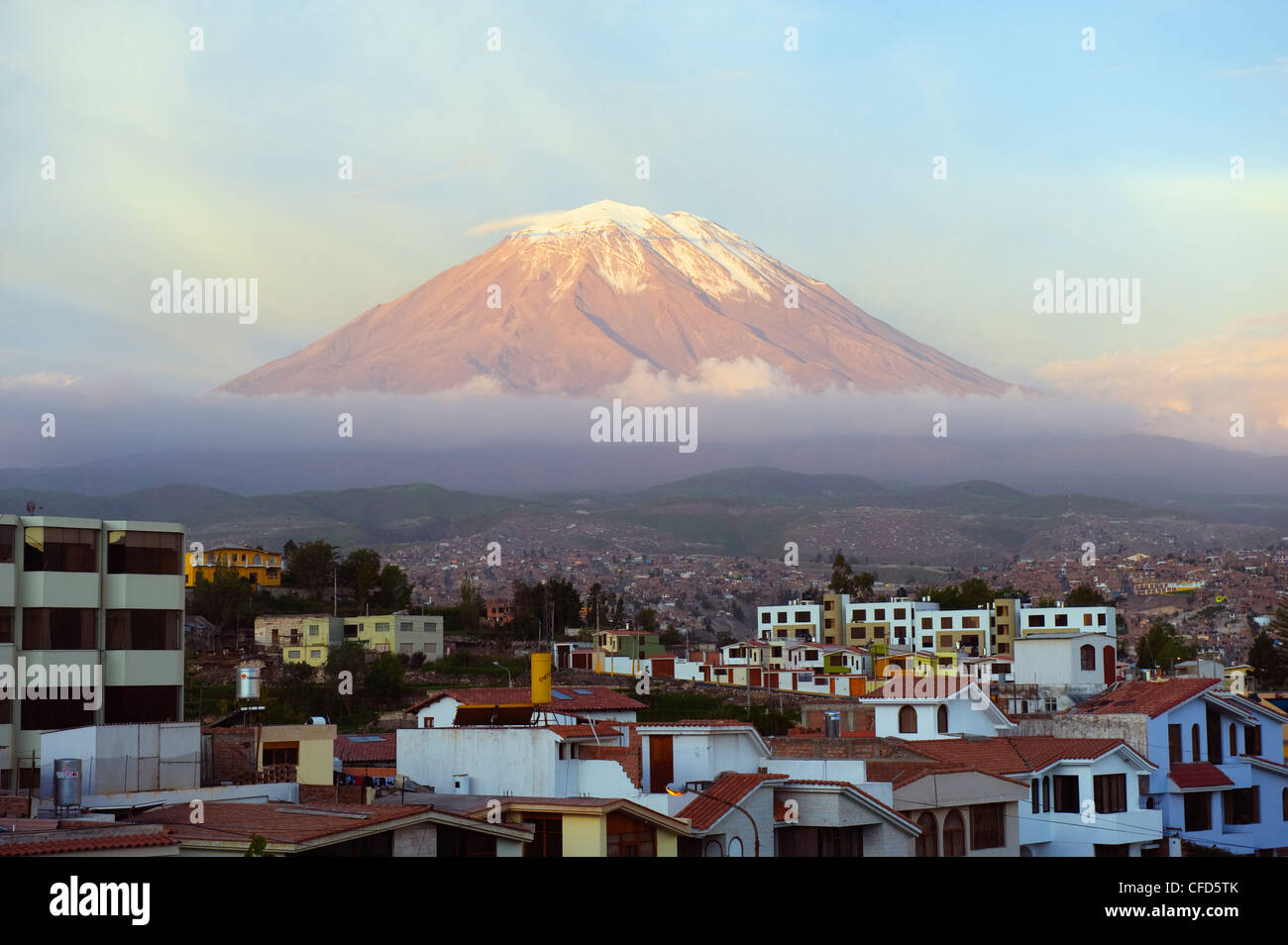 El Misti Vulkan 5822m, Stadt, Arequipa, Peru, Südamerika Stockfoto