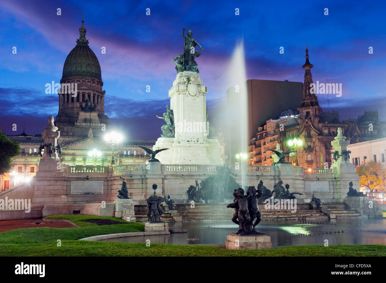 Monumento ein Los Dos Congresos, Palacio del Congreso (National Congress Building), Plaza del Congreso, Buenos Aires, Argentinien Stockfoto