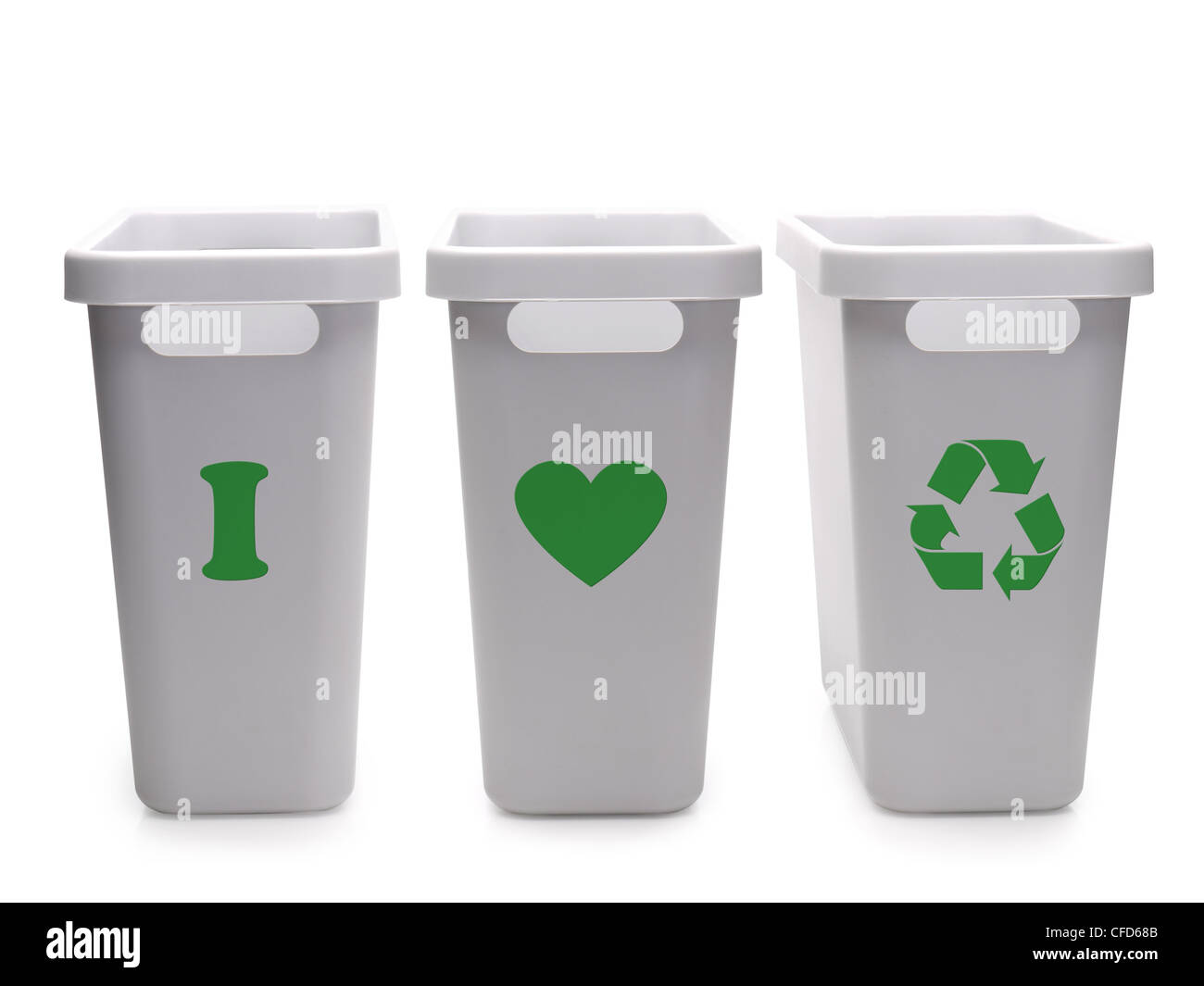Drei graue Kunststoff Entsorgungsbehälter mit grün I Love Recycling Piktogramm auf weißem Hintergrund Stockfoto
