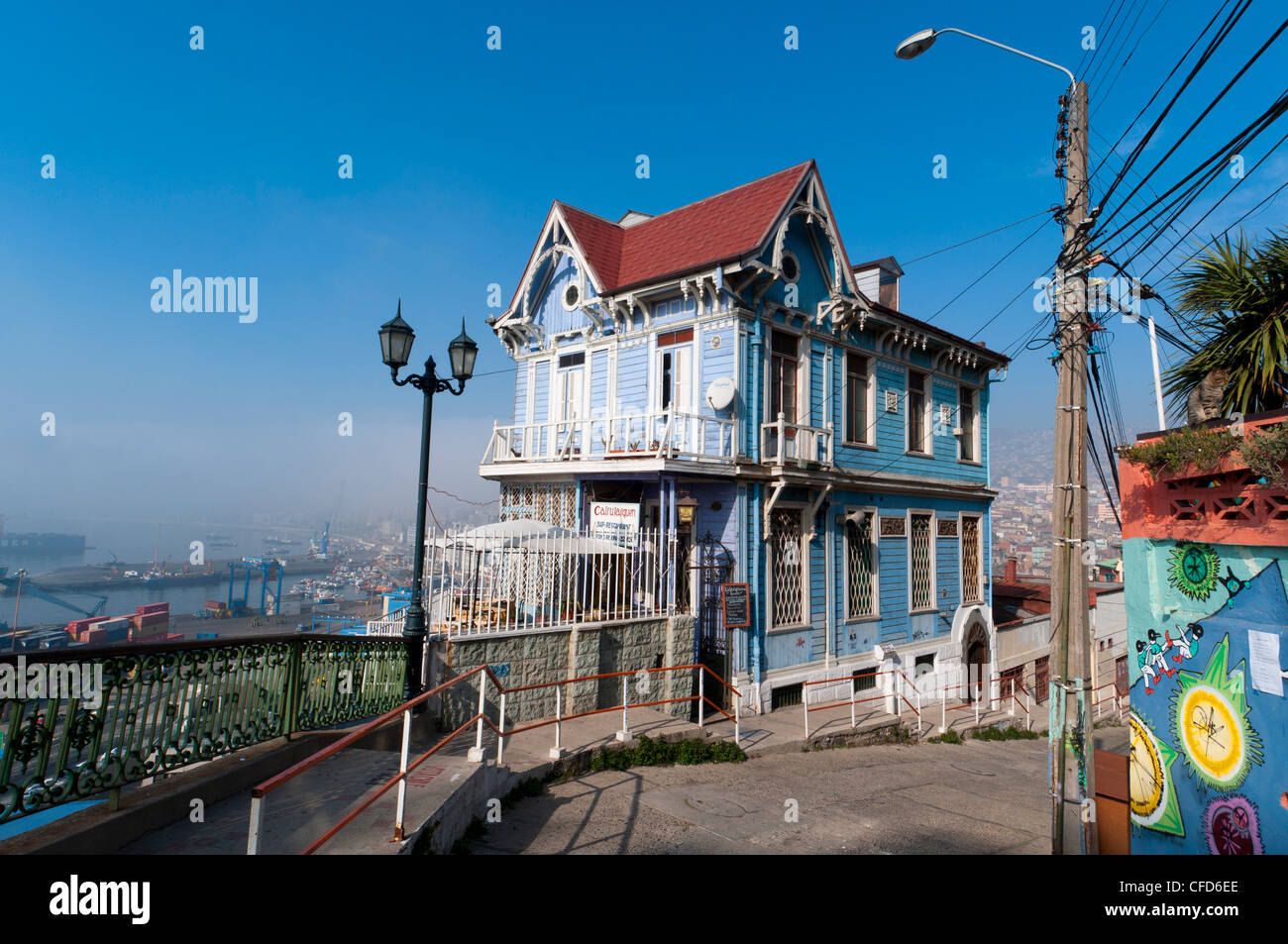 Blau, am Cerro Artilleria, Valparaiso, Chile, Südamerika Stockfoto