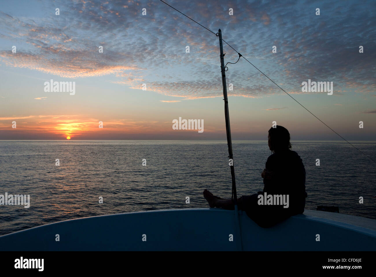 Frau Tauchen Touristen Sonnenuntergang auf dem Tauchboot, Similan Inseln, Andamanensee, Thailand Stockfoto