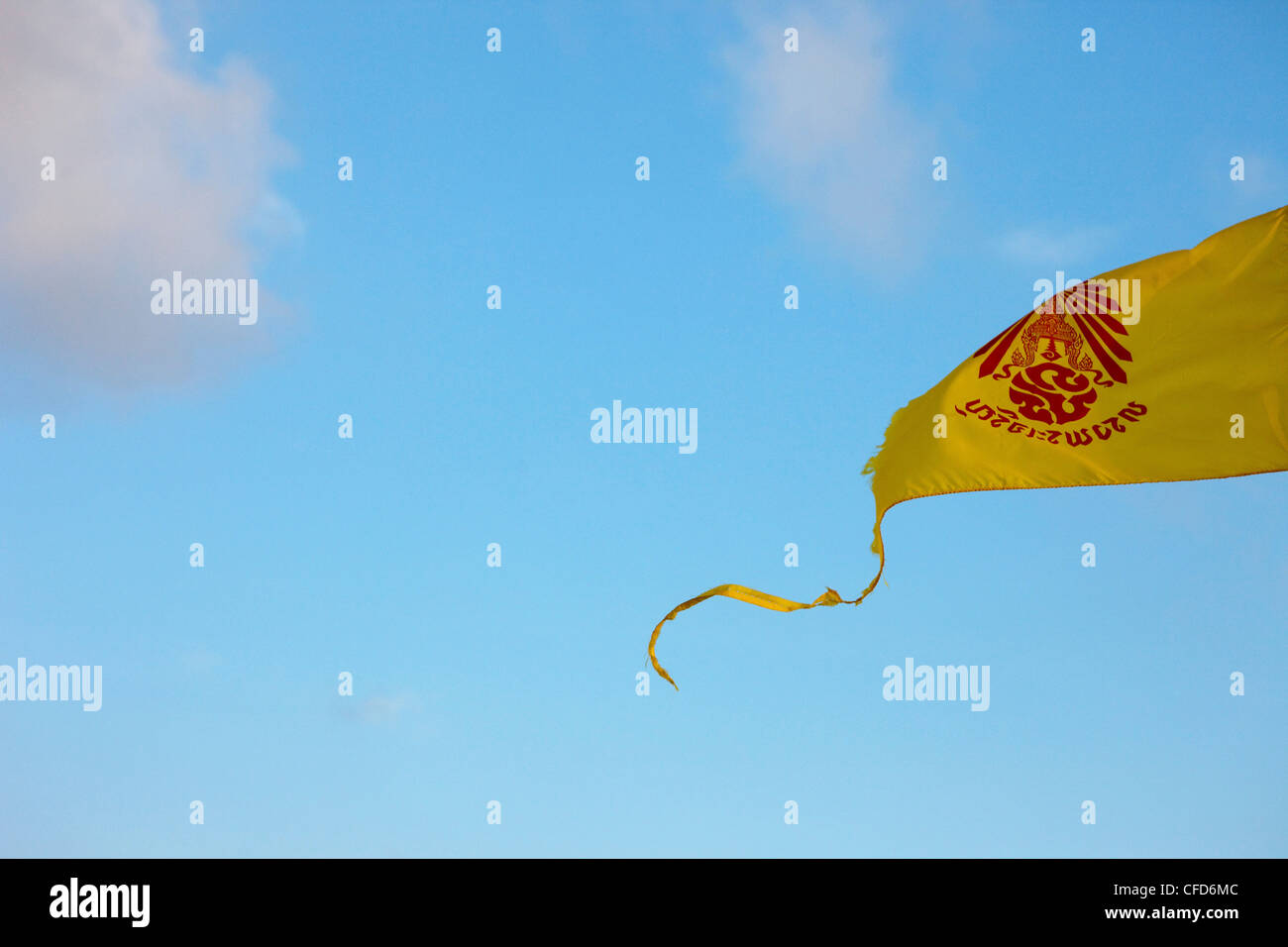 Flagge des Königs von Thailand auf eine Tauchen Boot im Wind gegen blauen Himmel, Similan Inseln, Andamanensee, Thailand Stockfoto