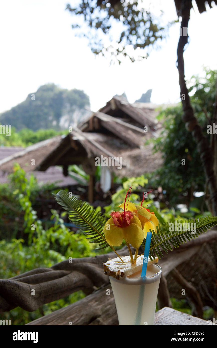 Trinken Sie mit ungewöhnlichen Blumenschmuck bei einem Restaurant, Khao Sok Nationalpark, Andamanensee, Thailand Stockfoto