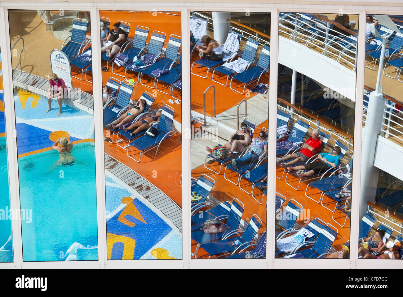 Pool-Bereich spiegelt sich auf große Glasscheiben an Bord der Royal Caribbean Allure of the Seas Kreuzfahrtschiff. Stockfoto