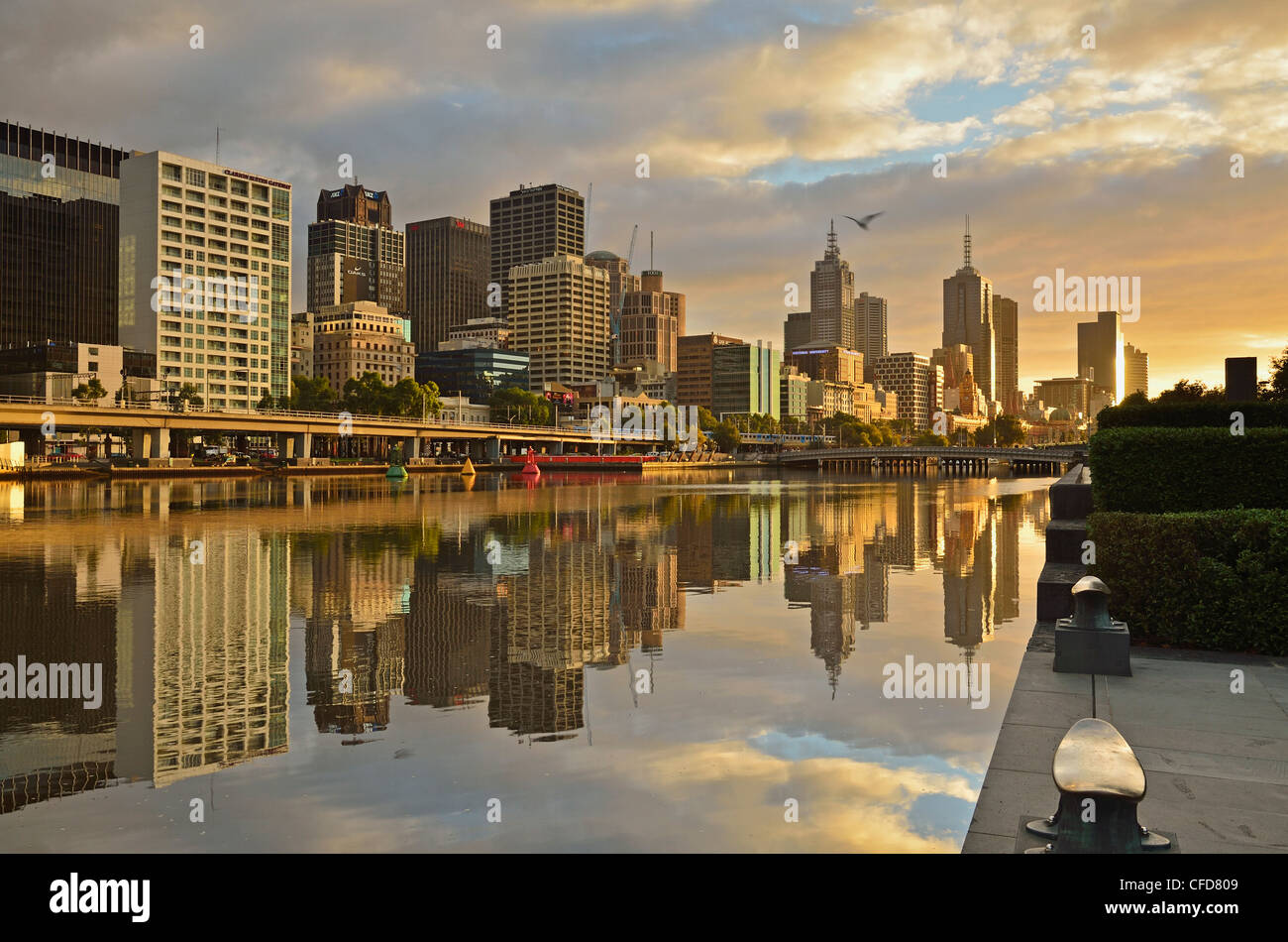 Sonnenaufgang, Melbourne Central Business District (CBD) und Yarra River, Melbourne, Victoria, Australien, Pazifik Stockfoto