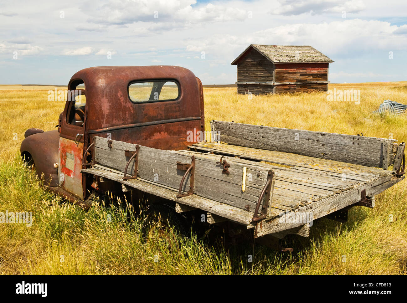 Alte LKW und Korn Lagerplatz in der Nähe von Onefour, Alberta, Kanada Stockfoto