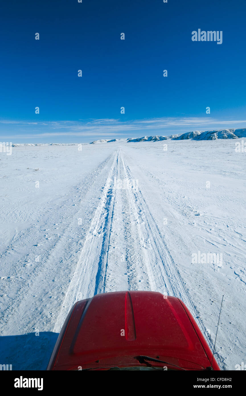 Ein LKW auf einer Seitenstraße Straße im Winter, Big Muddy Tales, Saskatchewan, Kanada Stockfoto