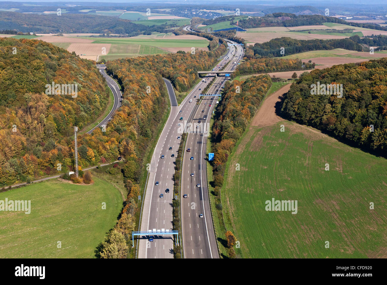 Luftaufnahme der Autobahn A 48 im Herbst, Eifel, Rheinland-Pfalz, Deutschland, Europa Stockfoto
