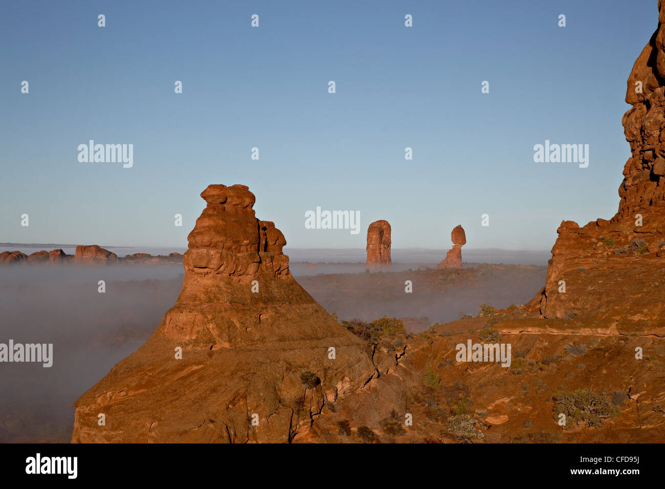 Ausgewogene Rock mit Nebel, Arches-Nationalpark, Utah, Vereinigte Staaten von Amerika Stockfoto